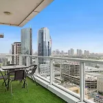 Stylish 2 Bedroom Apt With Free Parking & Fast Wifi