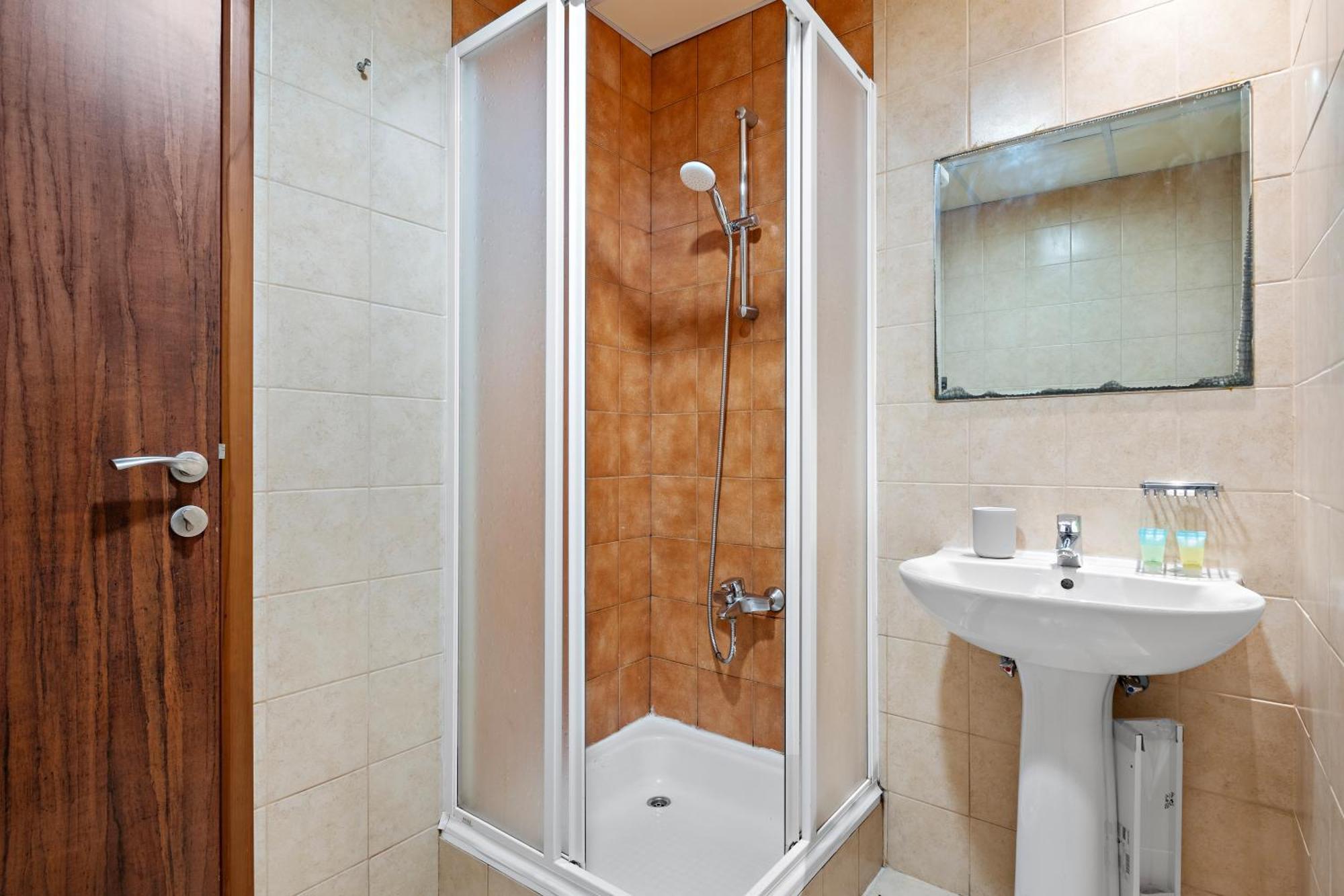 Stylish 2 Bedroom Apt With Free Parking & Fast Wifi Apartment