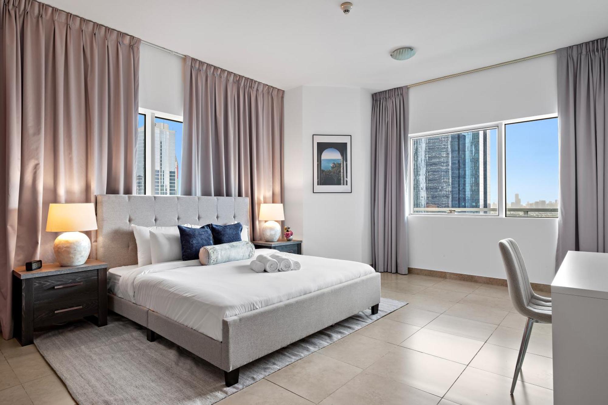 Apartment Stylish 2 Bedroom Apt With Free Parking & Fast Wifi *